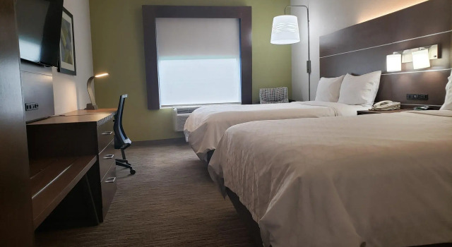 Четырёхместный номер Standard Holiday Inn Express Hotel and Suites Weslaco by IHG
