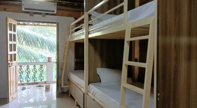 Кровать в общем номере с балконом и с видом на город Jeet hostel and Stay Rooms