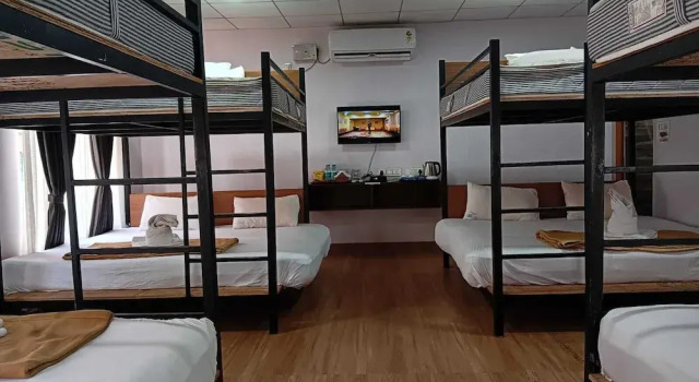 Кровать в общем номере West Coast Gokarna
