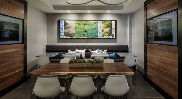 Четырёхместный клубный номер Standard Seattle Marriott Waterfront