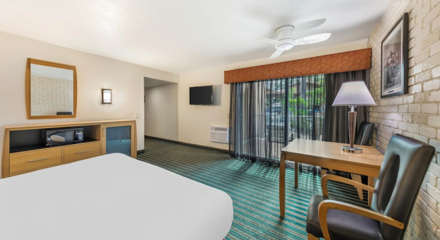 Двухместный номер Standard с красивым видом из окна Best Western Pine Tree Motel