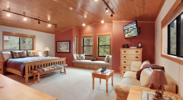 Lake Tahoe Treasure! Minutes From Beach & Skiing