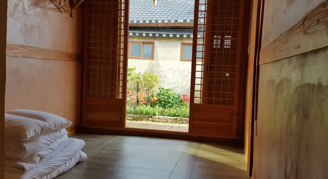 Jeonju Saggye Hanok Stay(전주 사계한옥 스테이), Забронировать Отель Отели Чонджу с парковкой, рядом с Конфуцианская школа хянгё в Чонджу, Парковка