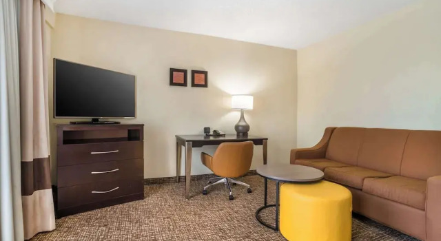 Люкс Business Comfort Inn & Suites Lake Norman