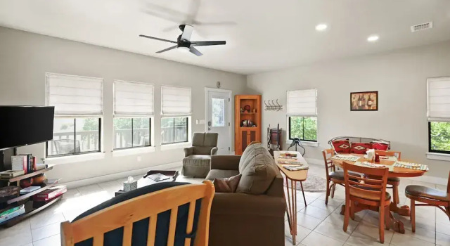 Коттедж Far View Gasthaus 2 Bedroom Apts by RedAwning