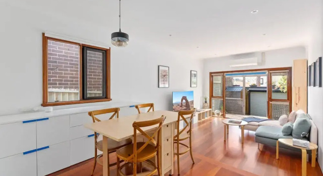 Stylish 2-bed Cottage in Trendy Erskineville, Забронировать Дом для отпуска Коттеджи Сиднея, рядом с Театр Enmore, Коттедж