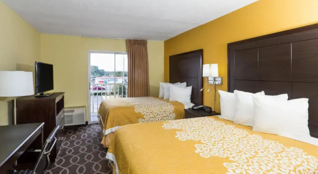 Четырёхместный люкс c 1 комнатой с видом на бассейн Days Inn & Suites by Wyndham Port Richey