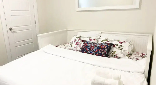 Номер Standard Brand New Basement Apt next to Beach & Go Train