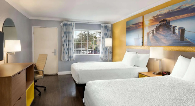 Четырёхместный номер Standard Days Inn by Wyndham Pensacola - Historic Downtown