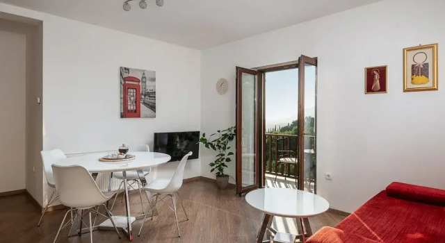 Modern Apartment With Balcony and Garden