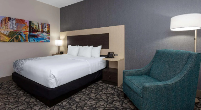 Двухместный номер Standard La Quinta Inn & Suites by Wyndham Shorewood
