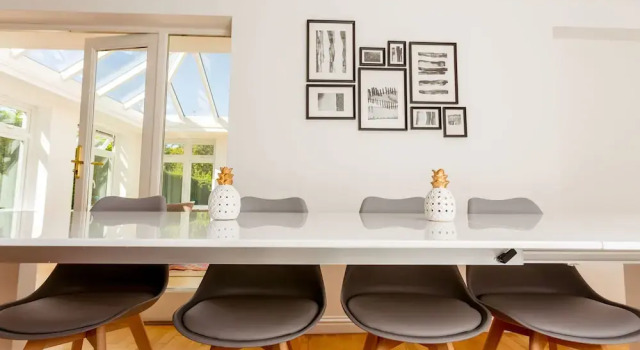 Коттедж The Queen Edith Place - Lovely 6BDR Home in Secluded Neighbourhood