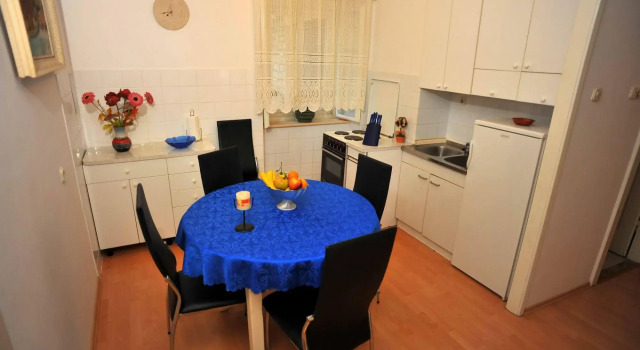 Piv - 10 m From Beach - A2, Rezerwuj Hotel Hotele w Split-Dalmatia County z parkingiem, Parking