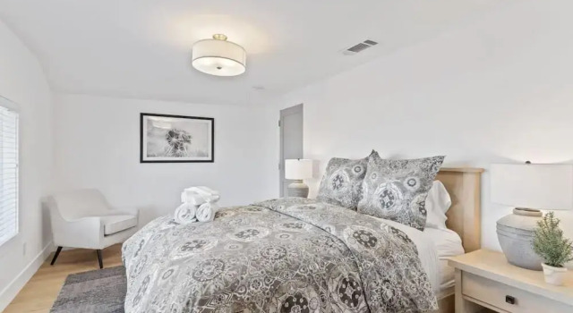 @ Marbella Lane - 3BR w/sweeping views of Bay Area, Забронировать Отель Отели Сан-Матео с парковкой, рядом с Парк Лос-Прадос, Парковка