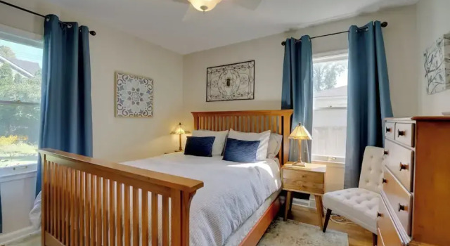 5 Mi to Downtown: Royal Oak Bungalow!, Забронировать Отель Отели Ройал-Оук 3 звезды, 3*