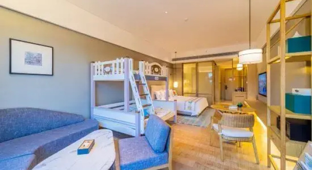 Семейный тент с балконом и с видом на озеро Yulin Jolie Vue Bontique Hotel（Kra Bay and Garden Expo Garden）