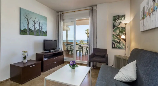 Beautiful 2-Bed first beach line apartment for 6