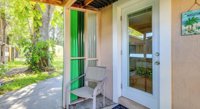Апартаменты Walkable Studio in Pinellas Park w/ Desk & Patio