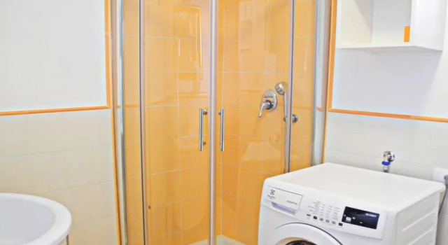 Spacious Holiday Home in Lucca With Swimming Pool, Buchen Sie Ferienhaus Hotels in Lucca mit Pool, Schwimmbad