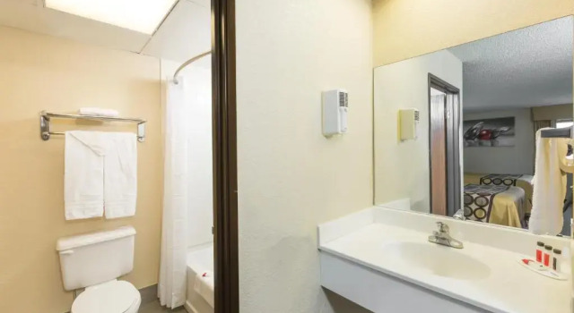 Шестиместный номер Standard Woodland Inn and Suites Extended Stay