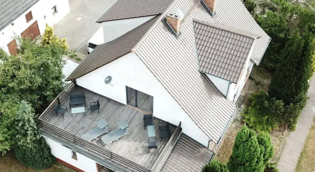 Кровать в общем номере с 6 комнатами с балконом Unterkunft in Monkebude mit Eigenem Garten