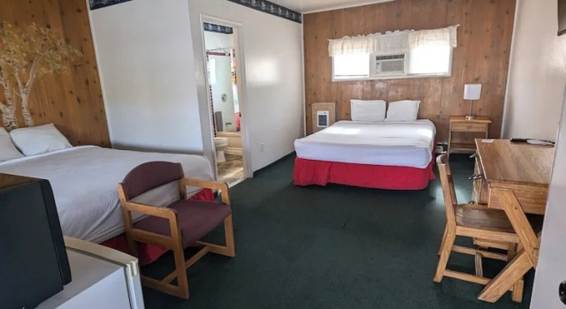 Четырёхместный номер Standard Silver Spur Motel