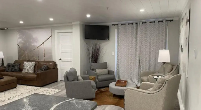 Newly renovated 4 bedroom condo. Short 150 yard walk to ski lift. Hot tubs., Buchen Sie Hotel Snowshoe 