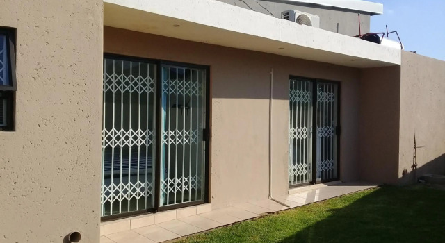 Oteng Lifestyle BnB, Reservar Pousada (com pequeno-almoço) Hotéis em Ga-Ramoga com piscina, Piscina