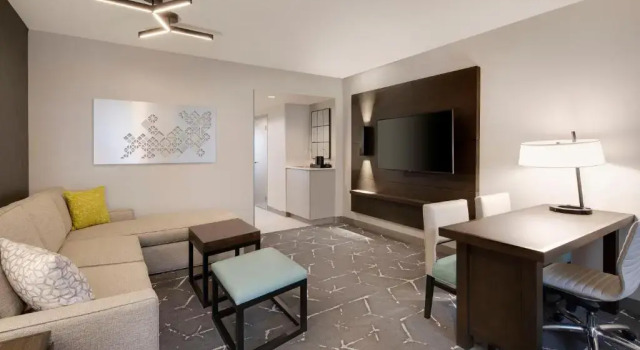 Двухместный люкс Hearing Accessible c 1 комнатой Embassy Suites by Hilton Atlanta Perimeter Center
