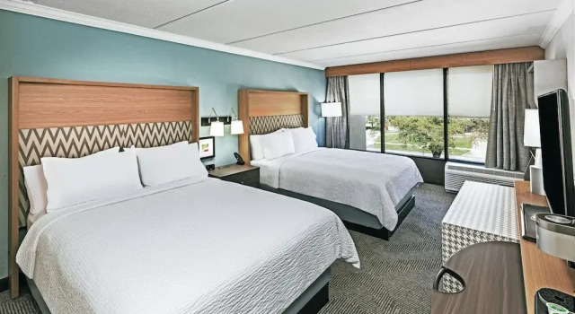 Четырёхместный номер Standard Holiday Inn Port Arthur - Park Central by IHG