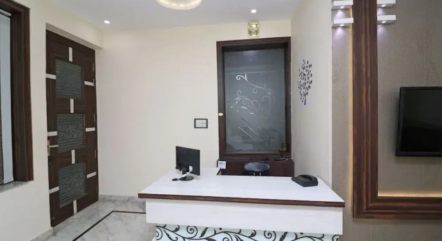 OYO 24879 Royal Taj Home Stay, Забронировать Отель Taj Ganj Таджгандж