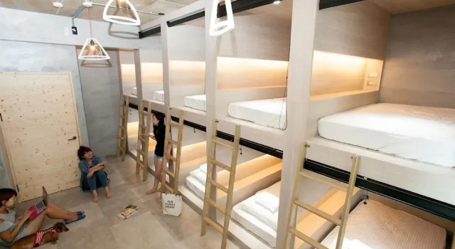 Кровать в общем номере с балконом Noahs Ark Homestay