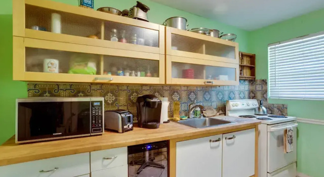 Коттедж West Palm Beach Home w/ Fenced-in Yard & Deck!