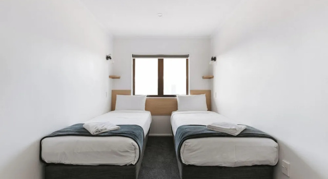 Апартаменты Premium Cobblestone Court Motel - Wenzel Motels