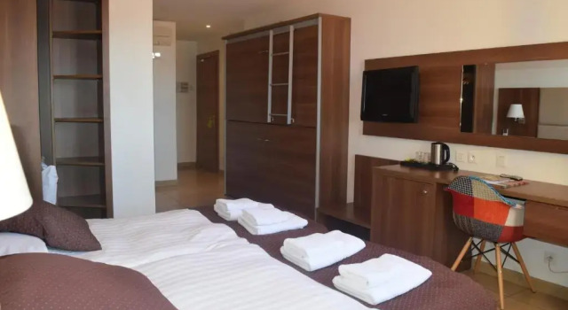 Четырёхместный номер Standard Logis Hotel Restaurant Le Cara Sol