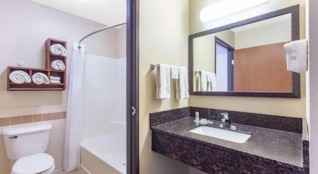 Номер Standard AmericInn by Wyndham New London