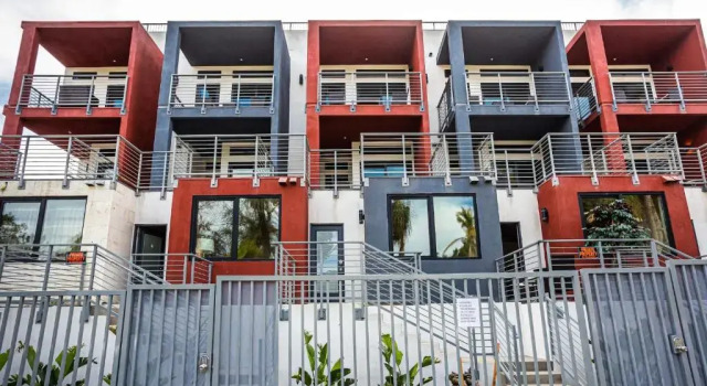 3 Floor TownHouse Next to Downtown Max 12 sleepers