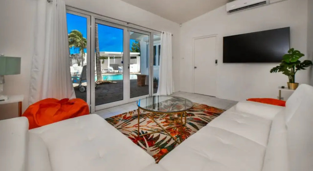 Вилла Ocean Front 7-bedroom 7-bath Sunset Views Malmok!