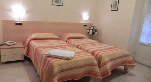Hotel Villa Robinia, Buchen Sie Villa Hotels in Latium mit Parkplatz, Parkplätze