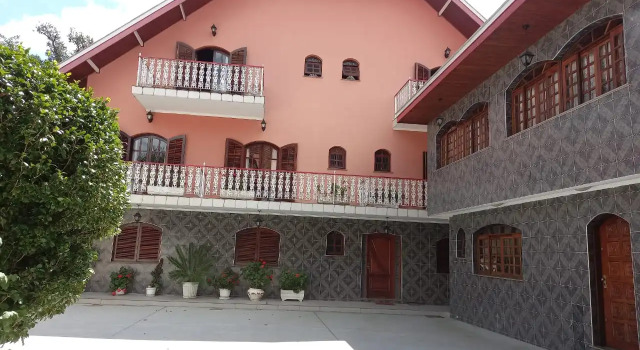 Hotel Shallon, Забронировать Отель Кампус-ду-Жордан Mantiqueira Mountains, рядом с São João Monastery