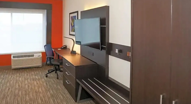 Люкс Standard Holiday Inn Express & Suites - Aurora Medical Campus by IHG