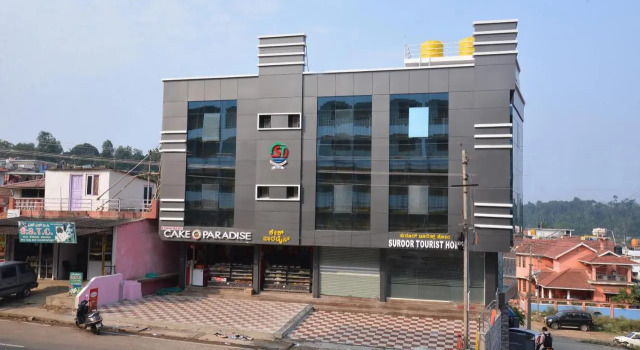Suroor Tourist Home, Забронировать Отель Отели штата Карнатаки с парковкой, Парковка