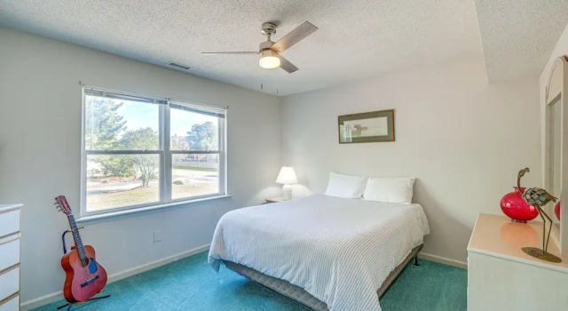 Коттедж с 4 комнатами с балконом Charming Nags Head Retreat: Half-mi to State Park!