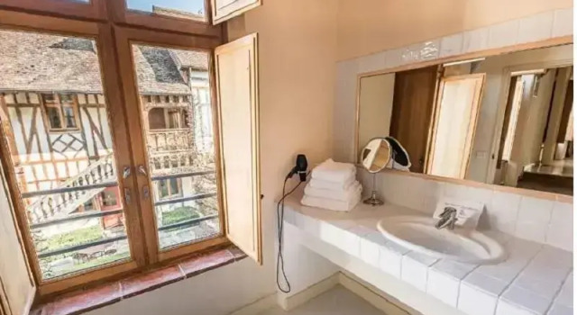 Полулюкс Standard La Maison de Rhodes Hôtel & Spa