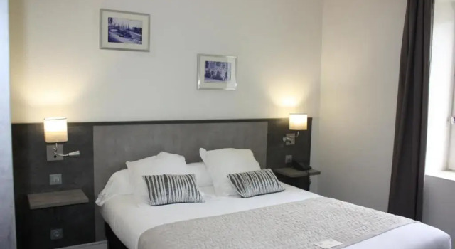 Двухместный номер with square view Logis Hôtel Restaurant La Citadelle