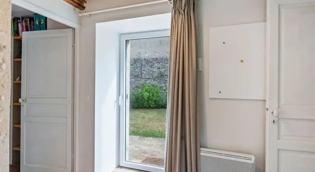 Коттедж Classic c 1 комнатой Charming Holiday Home in Yevre-la-ville With Pool
