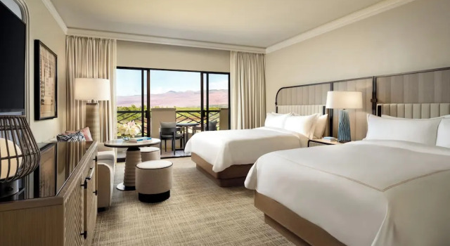 Четырёхместный номер Standard с видом на океан Fairmont Orchid