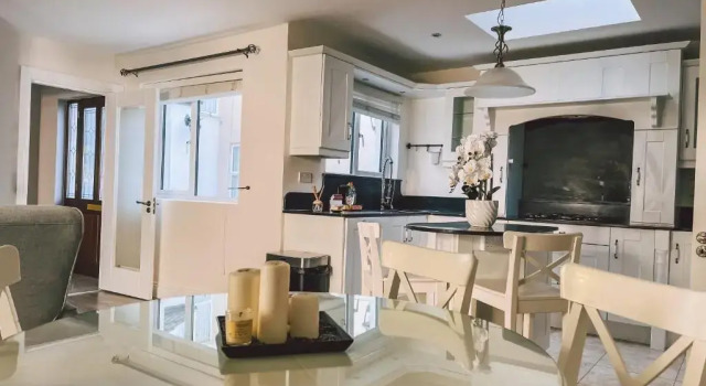 Коттедж Broc House Suites