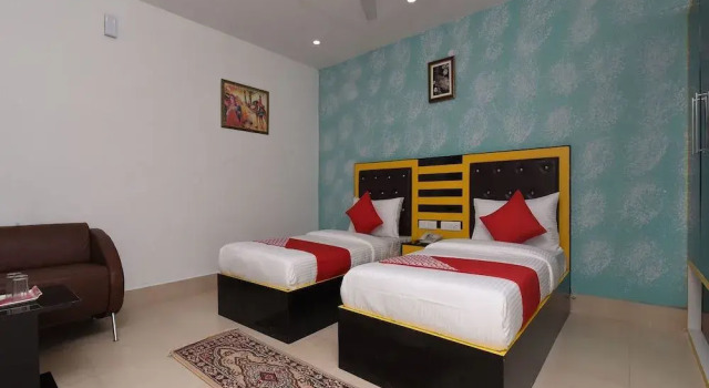 OYO 13310 Noida Suites, Забронировать Отель Нойда штат Уттар-Прадеш