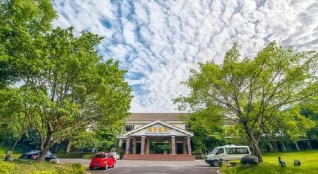 E Mei Shan Hot Spring Hotel, Book Hotel Hotels in Emeishan with a Pool, Swimming Pool